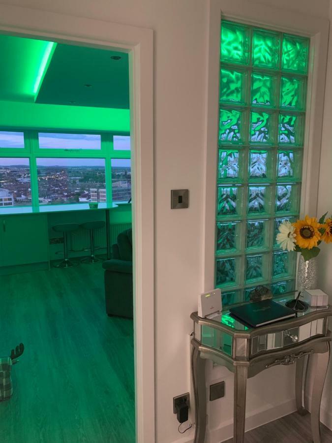 Luxury Panoramic Balcony Swindon Central Buitenkant foto