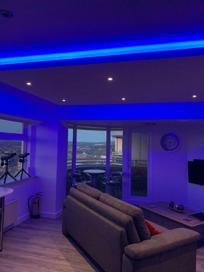Luxury Panoramic Balcony Swindon Central Buitenkant foto