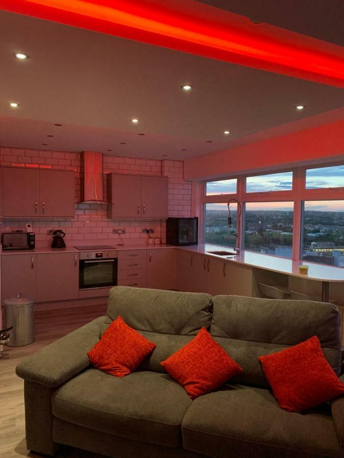 Luxury Panoramic Balcony Swindon Central Buitenkant foto