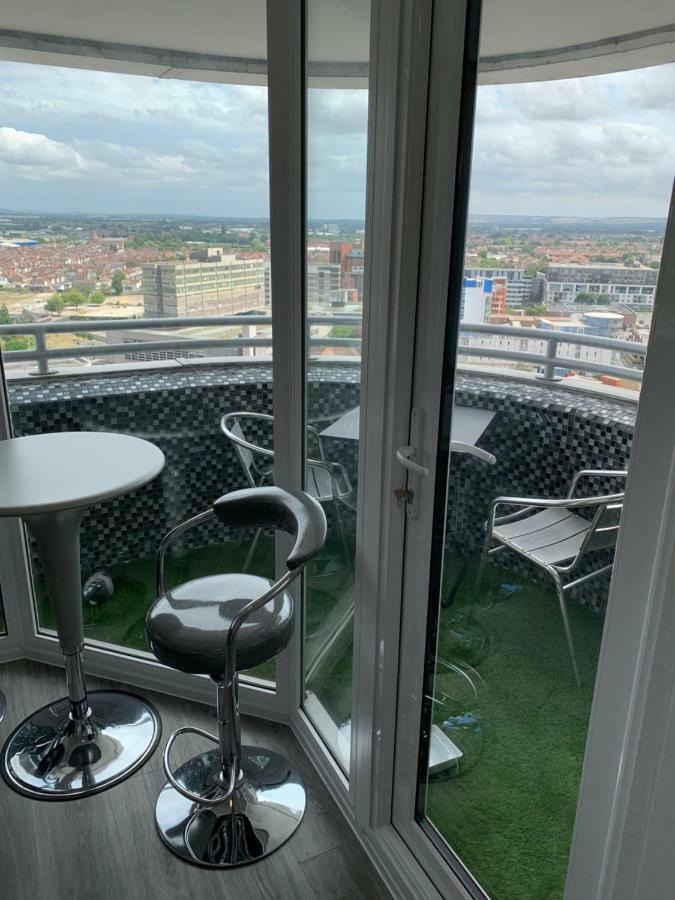 Luxury Panoramic Balcony Swindon Central Buitenkant foto
